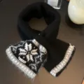 Detailansicht des schwarz-weißen Kaschmirmischschals mit gemütlichem norwegischen Strickmuster. - Schwarz