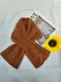Sciarpa incrociata a trecce marrone per l'inverno, morbido accessorio da collo caldo ed elegante. - Caffè
