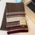Dettaglio della sciarpa in lana lavorata a maglia in stile nordico con motivi carini. - Khaki Canapa