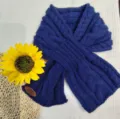 Accogliente sciarpa incrociata in maglia treccia blu per donna e uomo. Scaldacollo elegante. - Blu Marino
