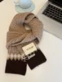 Accogliente sciarpa invernale in maglia treccia con blocco di colore geometrico. - Cachi Bordo Caffè