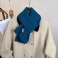 Sciarpa in maglia blu e nera per donna e uomo, collo caldo e morbido per inverno accogliente. - Blu di Londra