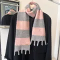 Dettaglio sciarpa a maglia rigata, morbida lana, blocchi rosa e grigio, con frange. - A Righe Rosa e Grigio
