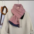 Sciarpa in maglia a righe rosse e bianche con bordo blu, caldo scaldacollo invernale chic. - Righe sottili rosse e bianche