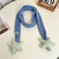 Vista dettagliata della sciarpa a righe di peluche con adorabili stelle verdi e morbido tessuto. - Stella a Righe Strette / Blu