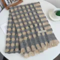 Sciarpa invernale calda in maglia a quadri traforati con frange in grigio e beige. - Cerchio Grande Traforato / Grigio Beige