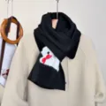 Sciarpa invernale da donna in maglia nera, design con coniglietto carino e fiocco, calda. - Coniglio Carino / Nero