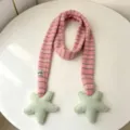 Dettaglio sciarpa peluche a righe rosa con stelle verdi, morbido accessorio invernale. - Stella a Righe Strette / Rosa