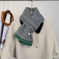 Sciarpa in maglia a righe nere e bianche classica con orlo verde, scaldacollo invernale. - Rigato Bianco e Nero con Bordo Verde