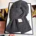 Primo piano dettagliato di sciarpa invernale calda in lana lavorata a maglia grigio scuro. - Grigio scuro