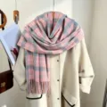 Dettaglio sciarpa a quadri rosa e grigio, morbido scialle in finto cashmere per autunno inverno. - Quadri Rosa e Grigio con Doppie Linee Bianche