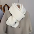 Sciarpa in lana lavorata a maglia minimalista tinta unita bianco sporco, calda e accogliente. - Bianco Latte