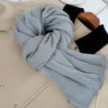 Dettaglio sciarpa in maglia grigia morbida, scaldacollo caldo in lana per donna autunno inverno. - Grigio chiaro