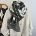 Vista ravvicinata dettagliata di una comoda sciarpa invernale in mohair con motivo argyle. - Argyle Verde Militare