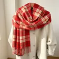 Accogliente sciarpa invernale a quadri rosso e beige con morbide nappe, elegante scaldacollo caldo. - Quadri Rosso Beige