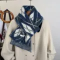 Vista dettagliata della sciarpa in mohair argyle in stile giapponese, morbido accessorio. - Rete Blu