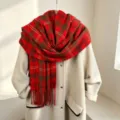 Sciarpa invernale a quadri rossi e verdi stile cashmere con eleganti nappe per donna. - Quadri Rosso e Verde con Doppie Linee Kaki