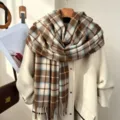 Sciarpa a quadri marrone e blu con frange, morbido accessorio caldo autunnale e invernale. - Quadri Caffè Beige