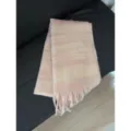 Primo piano di sciarpa a righe in mohair soffice, accessorio collo caldo invernale. - Rosa