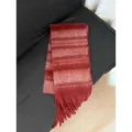 Vista dettagliata della morbida sciarpa invernale in mohair a righe larghe con frange calde. - Rosa Rosso
