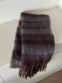Primo piano dettagliato della trama della sciarpa in mohair a righe larghe, frange. - Caffè