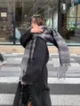 Sciarpa invernale in mohair a righe larghe da donna, calda sciarpa con frange accogliente. - Grigio