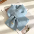 Sciarpa incrociata in maglia azzurra da donna, calda sciarpa corta invernale e comoda. - Azzurro