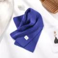 Blauer Strickschal für Damen, gemütlicher warmer Winterschal in klassischer Unifarbe. - Klein-Blau