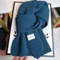 Dicker Strickschal in Dunkelblau, weiches und warmes Rippenmuster für kalte Wintertage. - London-Blau