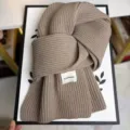 Strickschal in einfarbigem Khaki, weiche kuschelige Strick Textur für warme Wintertage. - Hellbeige
