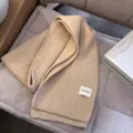 Gemütlicher warmer Strickschal in Beige, weicher Winterschal für Damen im eleganten Stil. - Beige