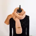 Accogliente sciarpa in maglia da donna, morbido scaldacollo termico in lana variante. - Rosa