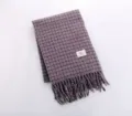 Vista ravvicinata dettagliata di una elegante sciarpa invernale a quadri viola con frange. - YB Quadri Fini Viola e Nero