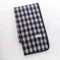 Vista dettagliata della sciarpa scialle a quadri blu navy e beige con eleganti bordi rifiniti. - Quadretti blu navy