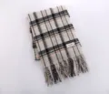 Dettaglio sciarpa a quadri morbida in finto cashmere con eleganti frange per l'inverno. - Beige a Quadri