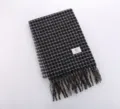 Vista dettagliata di questa accogliente sciarpa autunnale invernale con frange e cashmere. - YB Quadri Fini Nero e Beige
