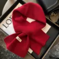 Sciarpa invernale in lana lavorata a maglia rossa scaldacollo incrociato caldo minimalista corto - Rosso