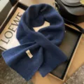 Vista dettagliata sciarpa incrociata invernale a tinta unita da donna foulard di lana blu. - Blu Lago