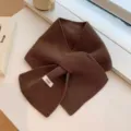 Comoda sciarpa incrociata in maglia di lana 100% marrone da donna, scaldacollo invernale. - Caffè