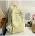 Détail du sac à dos pour femme minimaliste et doux en tissu jaune avec de jolies broderies. - Grand (Avec Pendentif) / Jaune