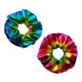 Detailansicht glänzender metallischer Regenbogen Haar-Scrunchies, holografisches Gewebe. - Großer Regenbogen