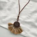 Collana lunga in stile etnico retrò con ciondolo rotondo in bronzo, nappe beige e cordino in pelle. - Collana a Nappa Acchiappasogni / Bronzo