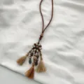 Collana lunga etnica retrò con cordino in pelle marrone ciondolo floreale e nappe per donne - Collana con Nappe a Petali Retro / Colorato