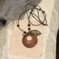 Elegante collana vintage in legno con ciondolo foglia di bronzo, stile etnico. - Collana Stile Foglia Originale / Marrone scuro