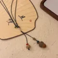 Collana perline legno Zen cinese, variante ciondolo ghianda etnico, elegante gioiello vintage. - Collana Ghianda in Ceramica / Marrone scuro
