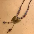Collana lunga etnica retro con ciondolo a farfalla in bronzo e perline di ceramica. - Collana Con Nappa a Farfalla / Rosso Viola