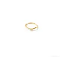 Primo piano di dettaglio della sottile anello aperto minimalista con zircone brillante. - Taglia unica / Oro 18K