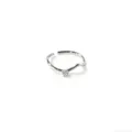 Primo piano dettagliato dell'anello ondulato minimalista argentato con zircone brillante. - Taglia unica / Oro bianco