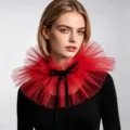 Detailansicht eines roten Tüll-Rüschenkragens mit schwarzer Schleife als Modeaccessoire. - Rot