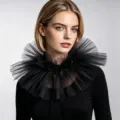 Nahaufnahme des schwarzen Netz-Rüschenkragens, elegantes viktorianisches Accessoire. - Schwarz